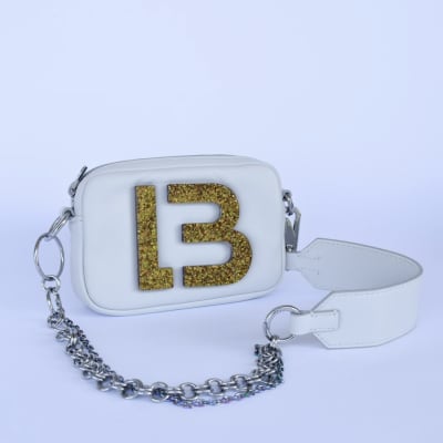 Mini Crossbody Bimba y Lola  Cuero blanco letras LB dorada1