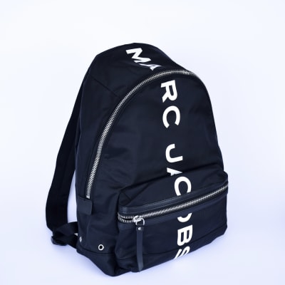 Mochila Marc Jacobs negra letras blancas2