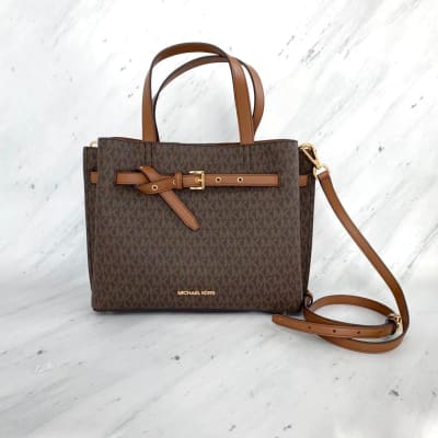 Cartera Michael Kors Emilia monograma cafe con camel1