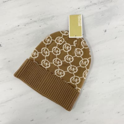 Gorro Michael Kors lana camel letras MK blanco2