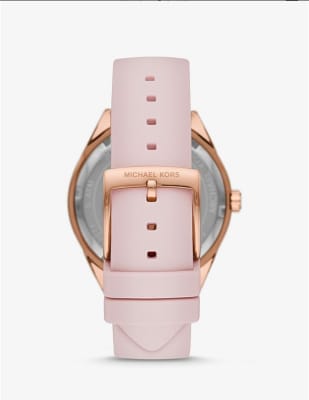 Reloj Mujer Michael Kors correa de silicona rosada fondo rosado