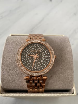 Reloj Mujer Michael Kors Correa Metalica Circunferencia Circones Fondo Negro Circones