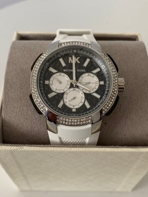 Reloj Mujer Michael Kors Correa Silicona Blanco Circunferencia Brillos Fondo Negro1