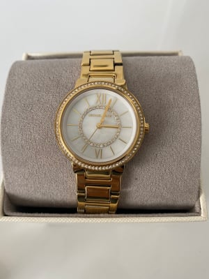Reloj mujer Michael Kors correa eslabones dorada fondo nacar numeros romanos circunferencia brillos1