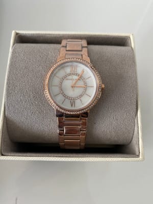 Reloj mujer Michael Kors correa eslabones rose fondo nacar numeros romanos circunferencia brillos1