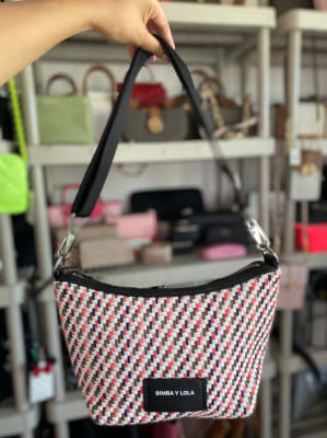 Cartera Crossbody Bimba y Lola Trenzado Blanco Colores Verde y Rosa1