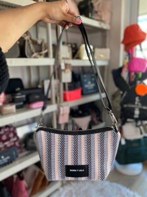 Cartera Crossbody Bimba y Lola Trenzado Negro Colores Azul y Beige1