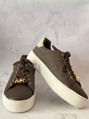 Zapatilla Michael Kors Mujer Poppy Monograma Café y Vainilla1