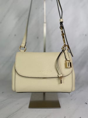 Cartera Marc Jacob Crossbody Trapecio Cuero Vainilla1