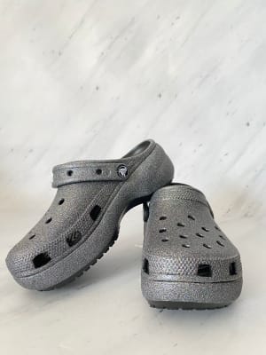 Sandalias Unisex Crocs Gris Glitter1