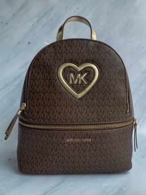 Mochila  Michael Kors Mediana Monograma Cafe Corazon MK Dorado1