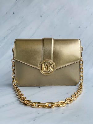 Cartera Michael Kors  Crossbody Carmen Cuero Dorado1