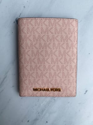 Porta Pasaporte Michael Kors Rosado Letras1