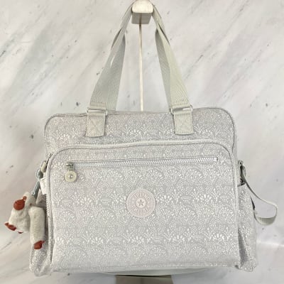 Bolso Maternal Kipling Alanna Gris Diseños Plata1