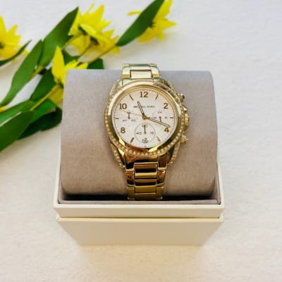 Reloj mujer Michael Kors correa metalica grueso circones fondo blanco 3 relojes dorado1