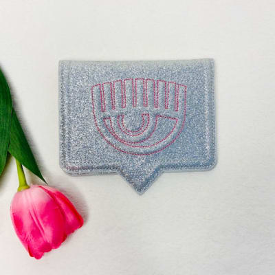 Porta pasaporte Chiara Ferragni plateado1