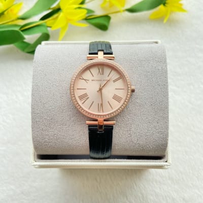 Reloj mujer Michael Kors correa cuero negro fondo rose gold1