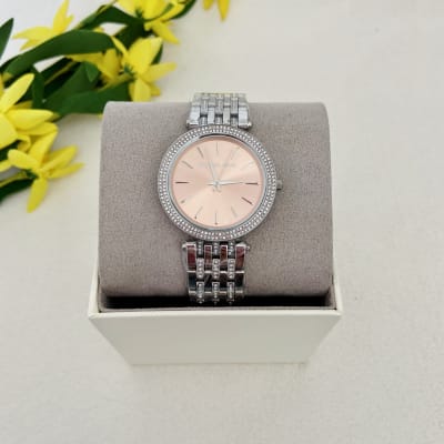 Reloj mujer Michael Kors correa metalica circunferencia circones plateado fondo rosado1