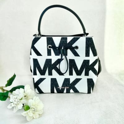 Bolso/Mochila Michael Kors Suri blanco letras negra1