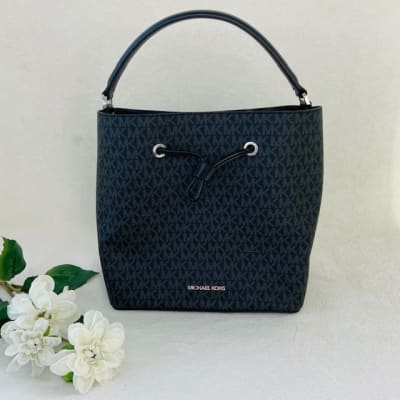 Bolso Michael Kors suri monograma pequeño negro1