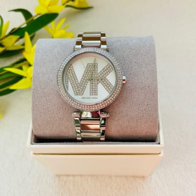 Reloj mujer Michael Kors correa metalica plateado circunferencia y fondo MK brillante1