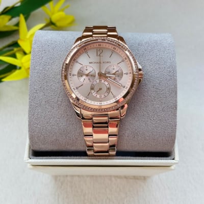 Reloj mujer Michael Kors correa metalica fondo con 3 relojes rose gold1