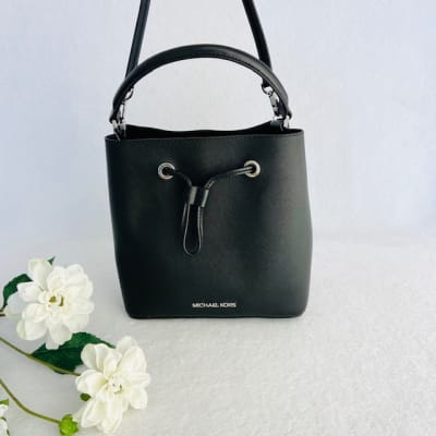 Bolso Michael Kors Suri pequeña negra1