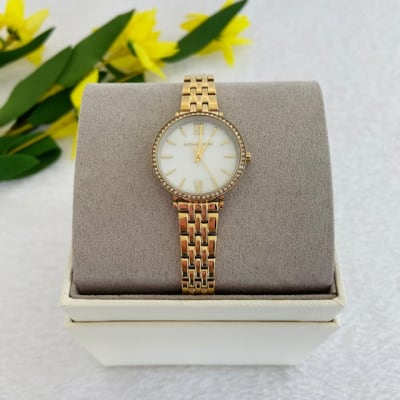Reloj mujer Michael Kors correa metalica delgada dorada fondo blanco1