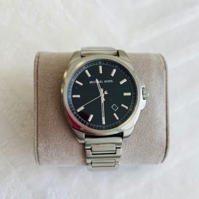 Reloj Hombre Michael Kors correa metalica plateado fondo negro