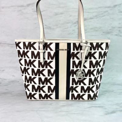 Cartera Michael Kors Tote Carryall franja monograma grande1