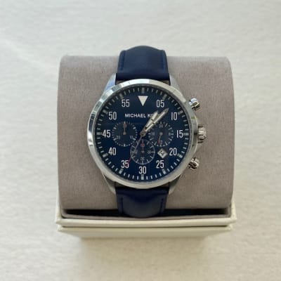Reloj hombre Michael Kors correa cuero fondo azul1