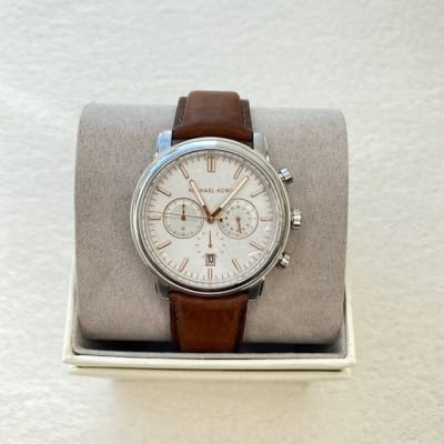 Reloj hombre Michael Kors correa cuero fondo blanco 2 relojes cafe1