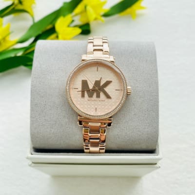 Reloj mujer Michael Kors correa metalica fondo letras rose gold1