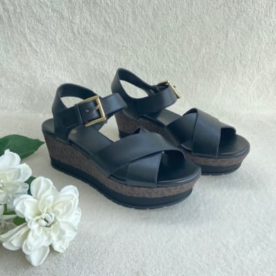 Chalas Michael Kors suela cafe letras negras1