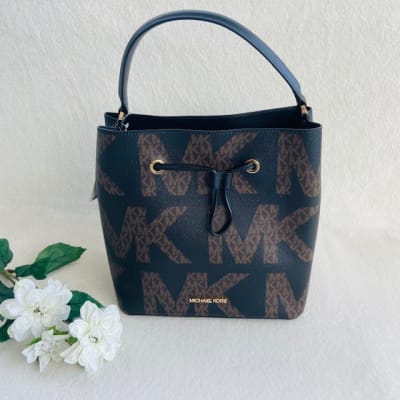Bolso/mochila Michael Kors suri negro letras cafe1