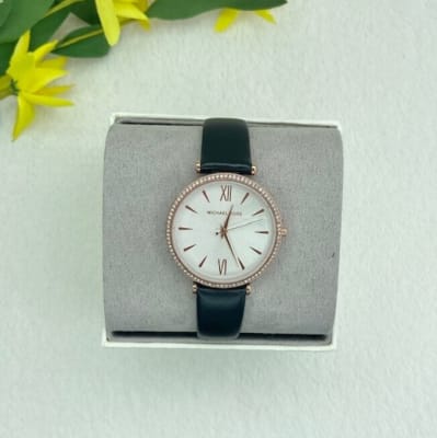 Reloj mujer Michael Kors correa cuero negro circunferencia circones fondo blanco1