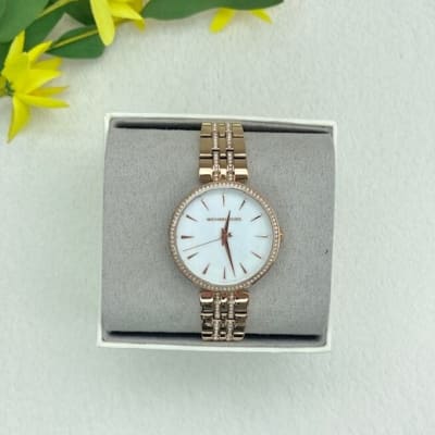 Reloj mujer Michael Kors correa metalica rose gold lineas circones fondo blanco