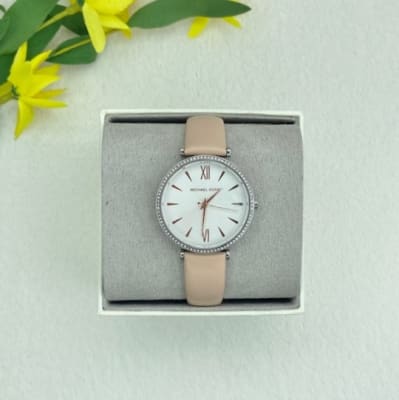 Reloj mujer Michael Korscorrea cuero rosa pastel circunferencia plateada numeros rose1