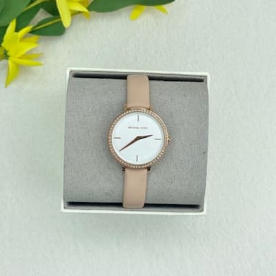 Reloj mujer Michael Kors correa cuero delgado rosa pastel fondo blanco1
