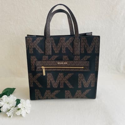 Tote Michael Kors Kenly letras cafe1