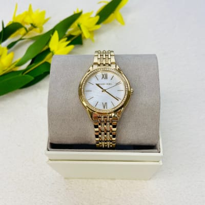 Reloj mujer Michael Kors correa metalica circones numeros romanos dorado fondo blanco1