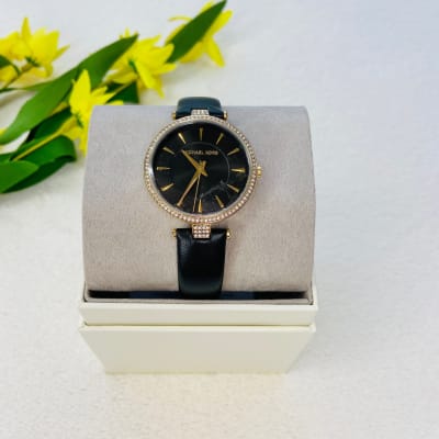 Reloj mujer Michael Kors correa cuero negro circunferencia circones fondo negro1