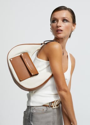 Cartera Lola Casademunt medialuna Tonos beige camel1