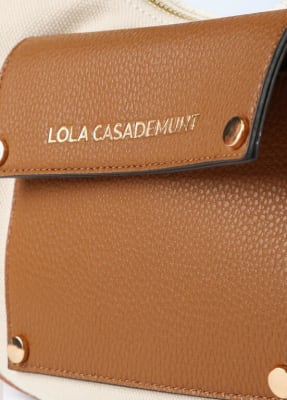 Cartera Lola Casademunt medialuna Tonos beige camel