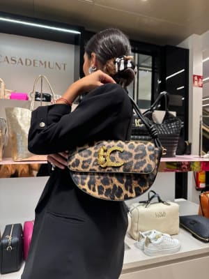 Cartera Lola Casademunt Media luna animal print1