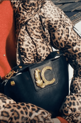 Cartera Lola Casademunt efecto piel logo LC Negro1