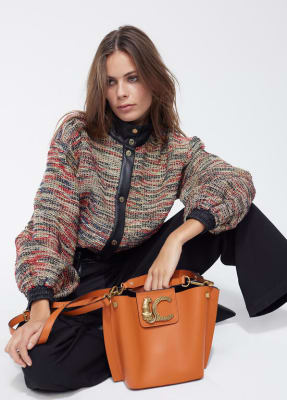 Cartera Lola Casademunt efecto piel logo LC Camel1