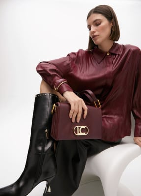 Cartera Lola Casademunt tres compartimentos y solapa Burdeo1