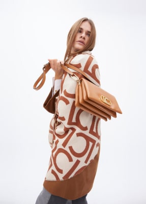 Cartera Lola Casademunt tres compartimentos y solapa Camel