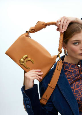 Cartera Lola Casademunt con solapa y nudo en asa Logo LC leopardo Camel1